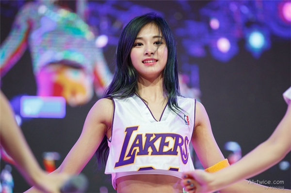 20161020-042025-160722-star-tzuyu-1469163381381-1473652430446_600x399