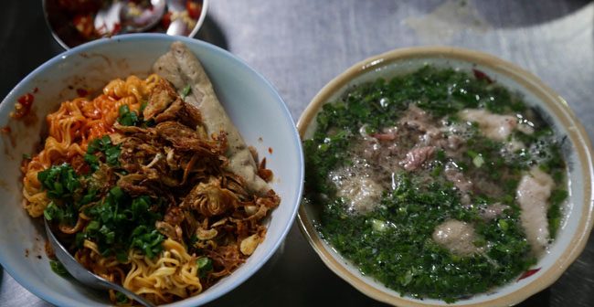 Ngoài ra, mỗi tô mì đều được bỏ rất nhiều hành lá để tạo vị the thơm má và ăn sẽ ngon miệng hơn. Thoạt nhìn món ăn có vẻ đơn giản nhưng món ăn sẽ không ngon và giữ được hương vị đặc trưng nếu người chế biến không khéo léo nêm nếm và tẩm ướp gia vị.