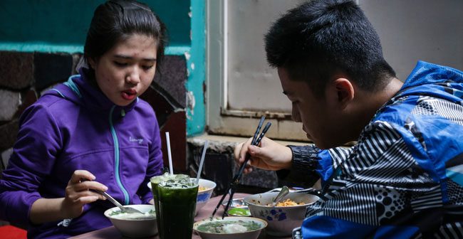 Nhiều người thắc mắc rằng mì gói được chiên sẵn vốn dĩ đã mặn lại còn cho nhiều muối nữa thì sao ngon và ăn được, tuy chủ quán đã cười trừ và khẳng định là ăn ngon.