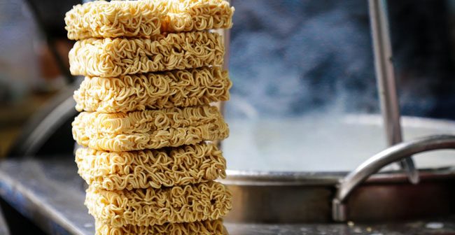 Mì tôm muối ớt – món ăn nghe thôi đã thấy lạ lẫm và tò mò cho nhiều người vì trước đây người ta mới chỉ nghe đến mì xào - mì nước chứ chưa nghe mì gói muối ớt bao giờ.