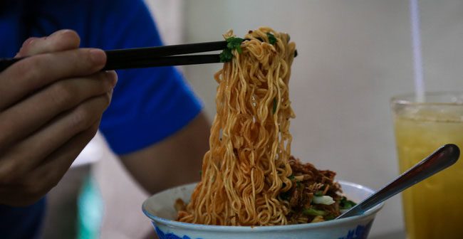 Đặc biệt hơn nữa, để món mì muối ớt đạt độ ngon tuyệt đối thì bạn phải có thêm tô súp nóng hổi với ít thịt bò - quả trứng gà - một bò viên ăn kèm nhằm át bớt vị mặn của tô mì muối. Và tô mì tọn vẹn như thế có giá 52.000 đồng. Nhiều người khi thưởng thức món này đều có những phản hồi khác nhau, có người cho rằng với giá 50 ngàn/tô như thế là quá đắt trong khi món mì quá mặn và có nhiều dầu mờ; cũng có người lại “nghiện” hương vị độc đáo của nó và cho biết sẽ cứ quay lại đây.