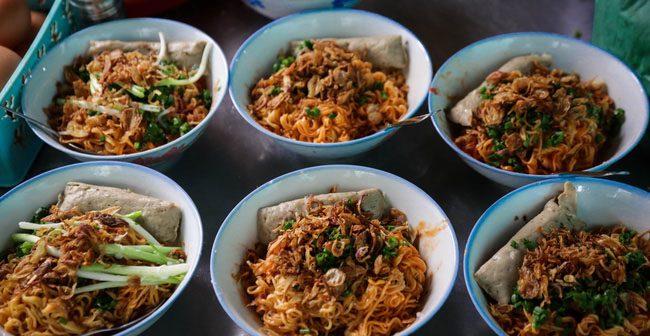 Quán mì tôm muối ớt nằm ẩn mình trong một con hẻm nhỏ trên đường Trần Kế Xương quận Phú Nhuận -TP. HCM do cô Nguyễn Thị Thanh Huyền (53 tuổi) làm chủ hàng ngày vẫn luôn nhộn nhịp khách từ trưa đến chiều. Mặc dù quán có không gian không rộng rãi lắm nhưng từ con hẻm đã thấy dãy xe máy để chật kín lối đi và phía trong là hàng chục khách ngồi chen nhau chật cứng. Xen lấn là tiếng thúc giục nhân viên mang mì ra.
