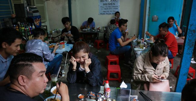 Chủ quán ở đây cho biết món mì độc đáo này có nguồn gốc từ Bình Định quê hương và được mẹ truyền lại cho để mưu sinh rồi truyền lại. Và chủ quán đã bán món này từ 20 năm trước rồi.