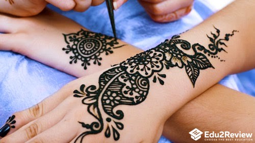 Bạn sẽ được vẽ henna miễn phí tùy theo khung giờ tại Sale 4Share