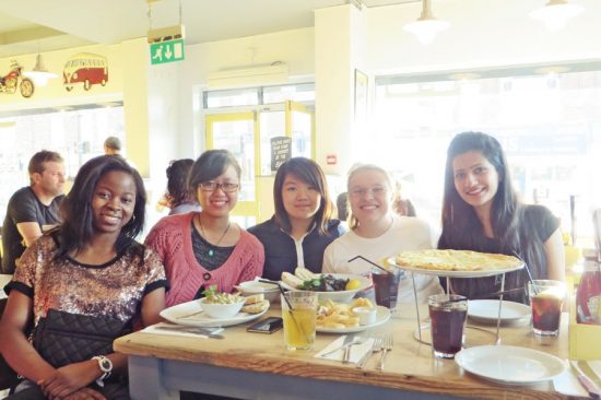 Diệp và các bạn học cùng ở Hull University Business School. Ảnh: NVCC