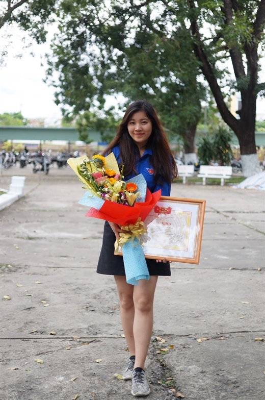 Nguyễn Quỳnh Phương nhận bằng khen của ĐH Đà Nẵng.