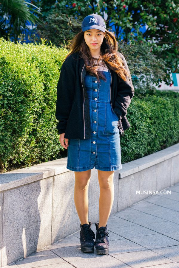 Váy denim nếu diện một mình thì có thể hơi nhàm chán nhưng nếu bạn thử mix nó cùng với bomber jacket và mũ lưỡi trai như thế này, bạn sẽ có một set đồ hết sức thú vị.
