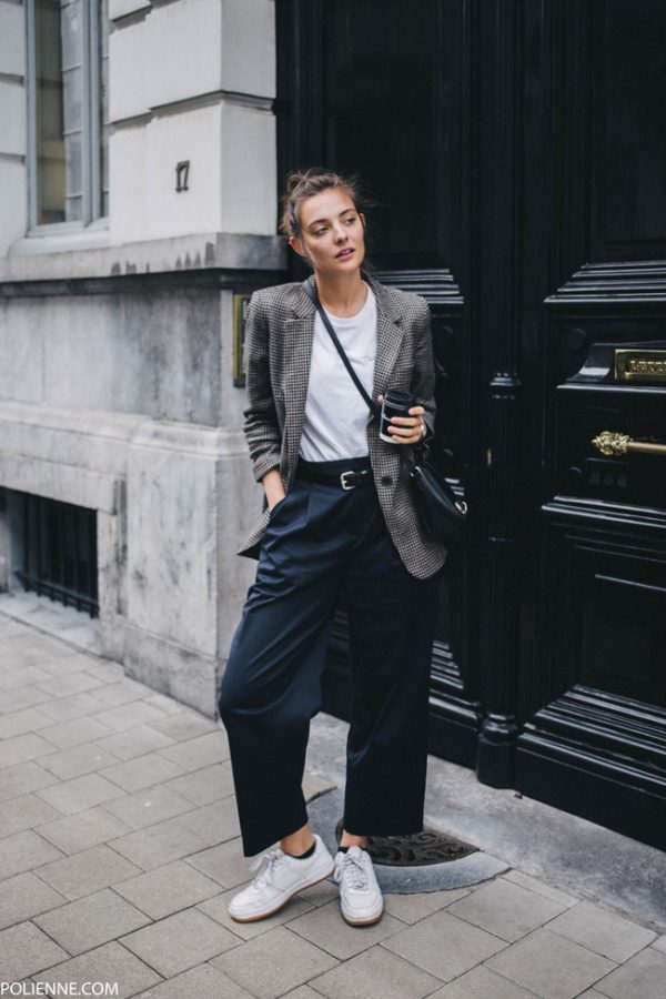 Nếu là một tín đồ của blazer, bạn đừng bỏ qua công thức áo phông + quần tây ống rộng thoải mái mà cá tính này.