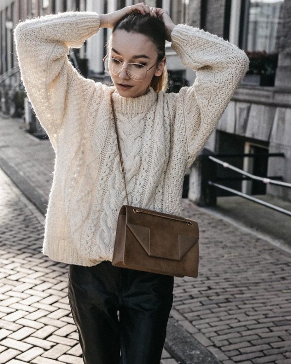 Thay vì diện áo len oversized cùng với skinny jeans, cô nàng này lại chọn quần da, mix thêm một chiếc túi da lộn là đã có một set đồ điểm 10 về độ ăn ảnh.
