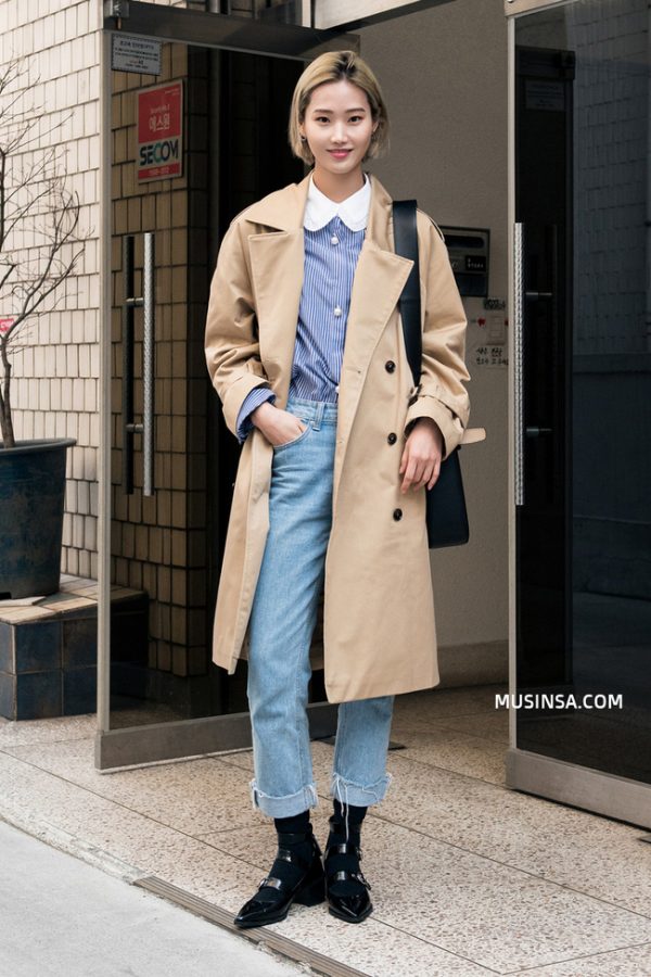 Mix áo sơmi cổ sen cufng với quần jeans lửng và trench coat, cô bạn này đã có ngay một set đồ thật thanh lịch mà không hề bị già một chút nào.