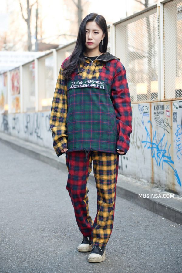 Cô bạn này lại ra phố với set đồ streetwear đơn giản mà "chất".