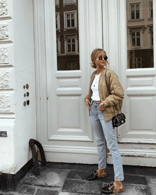 Sắc beige của chiếc bomber jacket kết hợp với sắc xanh nhạt của quần jeans tạo nên một tổng thể vừa tinh tế lại vừa "chất" và tuyệt đối ăn hình.