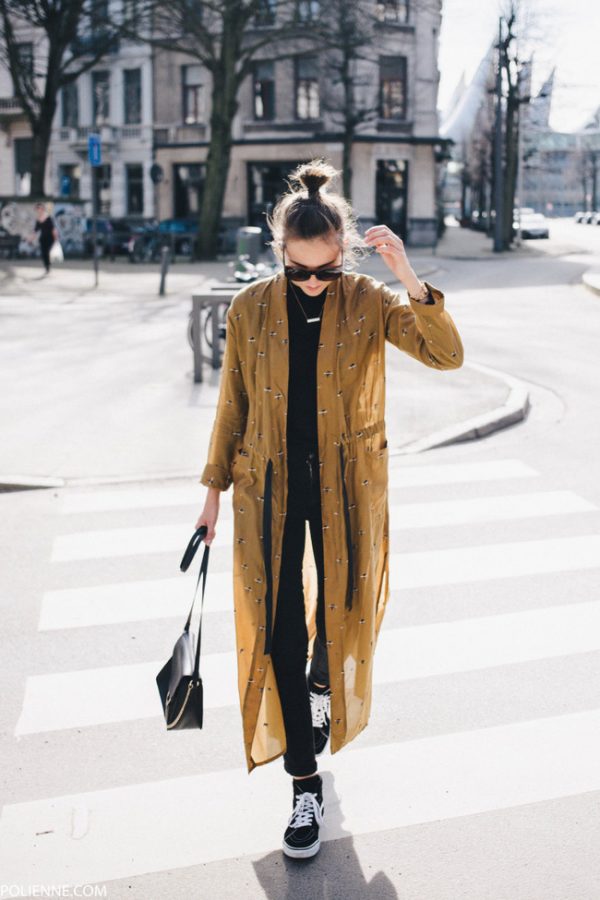 Chiếc áo khoác kimono màu vàng mù tạt mềm mại trở thành điểm nhấn đầy bất ngờ cho set đồ đen khỏe khoắn.