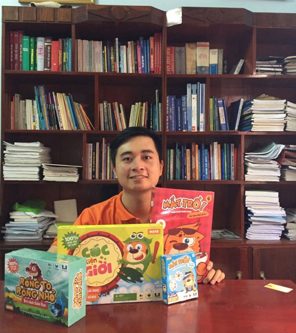 Nguyễn Việt Hiếu Linh và những sản phẩm đồ chơi "board game" mà nhóm của em đã làm ra. Ảnh: NVCC