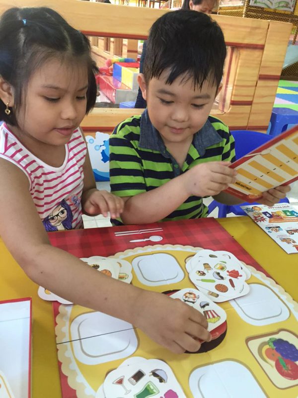 Nhóm của Linh kỳ vọng sản phẩm sẽ giúp rèn luyện kỹ năng ngôn ngữ, khả năng tư duy của trẻ. Ảnh: NVCC