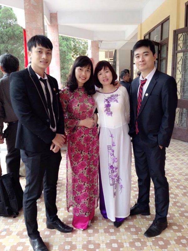 Song song với việc làm "start-up", Linh (bên phải) còn đang là giảng viên của Trường ĐH Tài chính và Quản trị kinh doanh, Hưng Yên. Ảnh: NVCC