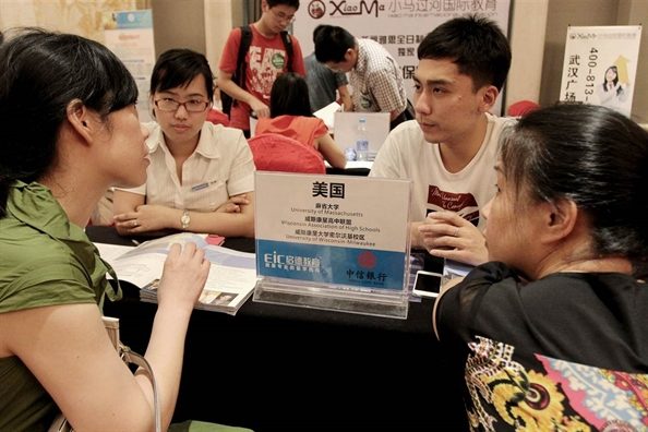 Nghiên cứu phát hiện nhiều sinh viên nước ngoài không nộp đơn xin học vào các trường đại học ở Mỹ - Ảnh: NBC News