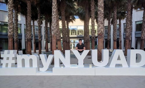 Hồng Đức trước New York University Abu Dhabi