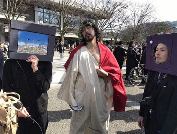 Chúa Jesus cũng tham dự tốt nghiệp.