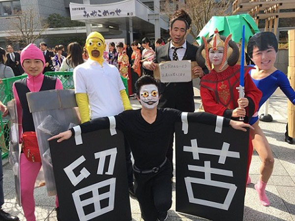 Quang cảnh ngày lễ tốt nghiệp tại Đại học Kyoto chẳng khác nào một lễ hội hóa trang thực thụ.