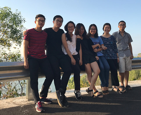 Minh Nhật (thứ 3 từ trái sang) trong chuyến du lịch với bạn cùng lớp
