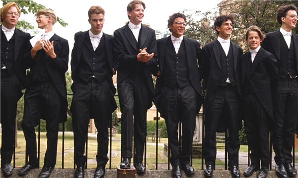 Các nhà quý tộc Anh trẻ tuổi trong trang phục tuxedo đặc trưng.