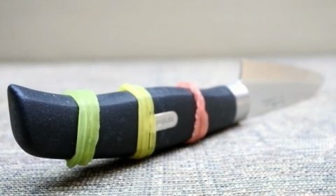 Bạn có biết, có một mẹo vặt cực kỳ đơn giản có thể giúp bạn tránh được tình trạng đứt tay mà chẳng cần tốn xu nào? Rất dễ, hãy tận dụng những chiếc chun (nịt), sau đó quấn vào chuôi dao như thế này: Không còn sợ đứt tay khi dùng dao nấu ăn nếu biết mẹo vặt dưới đây! - Ảnh 3. Nhờ đó, khi cầm dao để thái, nó sẽ giúp hạn chế nguy cơ đứt tay xuống mức thấp nhất! Vì thế, hãy áp dụng ngay mẹo này cho những chiếc dao nhà mình nhé! Nguồn: Brightside
