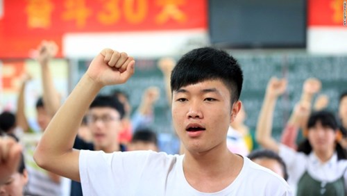 Học sinh thành phố Bạc Châu, tỉnh An Huy tuyên thệ sẽ tuân thủ đúng những quy định trong kỳ thi đại học năm 2014 tại Trung Quốc. Kỳ thi này có tên quốc tế là “Gao kao”. Có gần 10 triệu học sinh Trung Quốc tham dự kỳ thi này trong năm 2014. Thi đại học ở Trung Quốc nổi tiếng là một kỳ thi được kiểm soát rất chặt chẽ và khắc nghiệt.