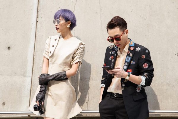Phí Phương Anh xuất hiện trong ngày thứ hai của Seoul Fashion Week với mái tóc tím mới toanh. Trên Facebook, Quán quân The Face tự nhận mình là "Thủy thủ Sao Thổ". Đi cùng cô lần này có stylist Hoàng Ku.