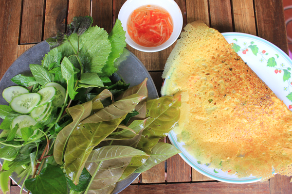 Món ăn không thể thiếu rau xà lách, rau thơm, tía tô...