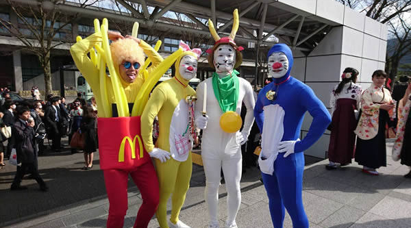 Hãng đồ ăn nhanh Mc Donald đã thuê anh chàng ngoài cùng bao nhiêu tiền để len lỏi quảng cáo được trong lễ tốt nghiệp thế.