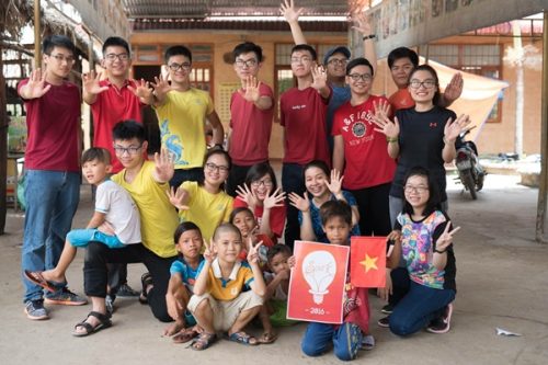 Long cùng bạn bè tham gia công tác xã hội.