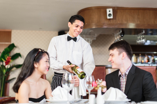 Du lịch - nhà hàng - khách sạn là một trong các ngành thu hút nhân lực tại Singapore..