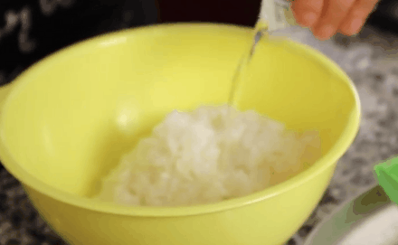 Bước 2: - Trộn đều cơm với giấm và chút dầu mè, có thể gia giảm tuỳ khẩu vị.