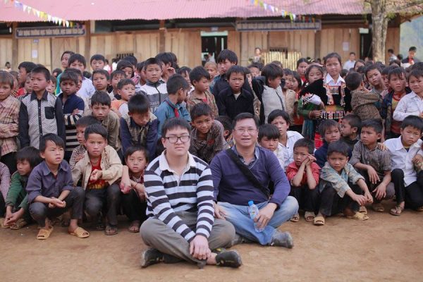 Ngoài học tập, Minh còn tham gia các hoạt động từ thiện cho trẻ em vùng cao cùng bố