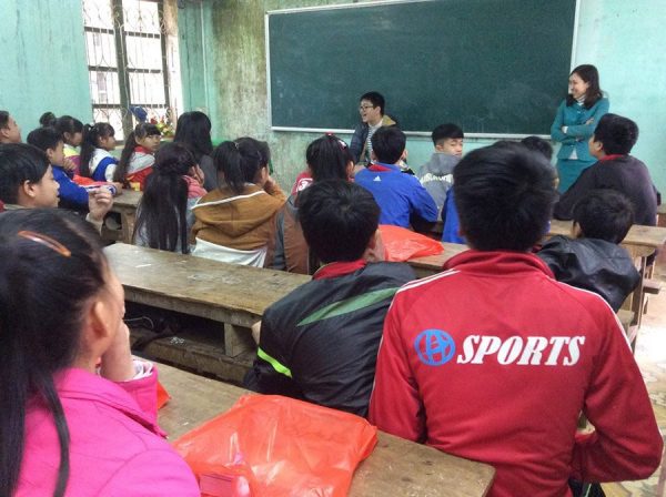 Minh giao lưu, chia sẻ với các em học sinh vùng cao trong một chuyến đi