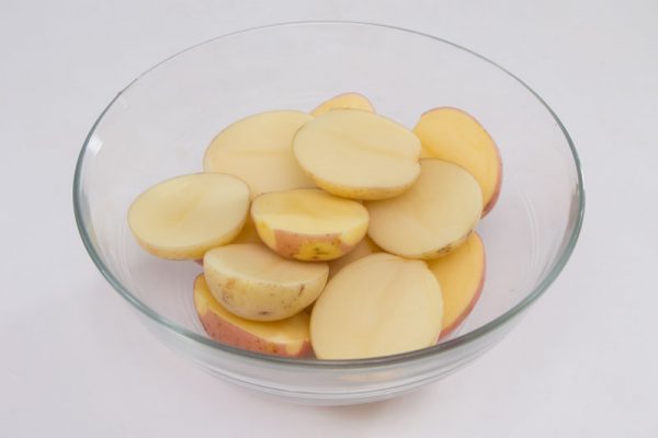 Bước 1: Khoai tây rửa sạch, cắt đôi.