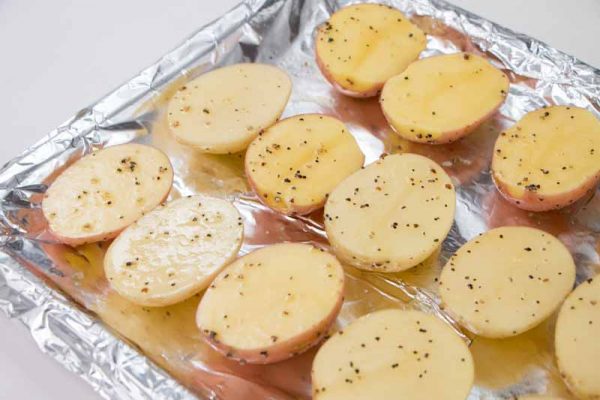 Bước 3: Phủ giấy bạc lên khay nước, xếp khoai tây vào và nướng trong khoảng 35 - 40 phút. Sau khi nướng chín, các bạn bỏ khoai ra và để nguội.
