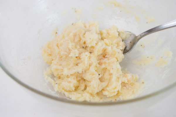 Bước 5: Thêm mayonnaise và mù tạt và bát khoai tây rồi trộn đều.