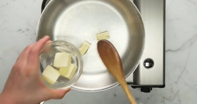 Bước 1: Cho một nửa số bơ vào chảo nóng, tiếp tục cho tương ớt gochujang và kim chi xắt nhỏ vào đảo vài phút trên bếp.