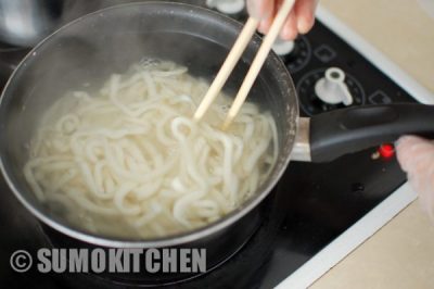 Bước 2: Luộc mì Udon tới khi sợi chín vừa.