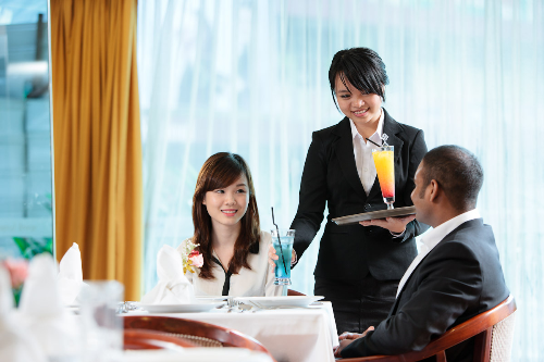 Sinh viên giờ thực hành - Khoa Du lịch Khách Sạn MDIS.
