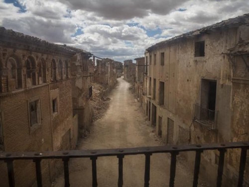 Vẻ hoang vắng đến rợn người của làng Belchite. Ảnh: News.