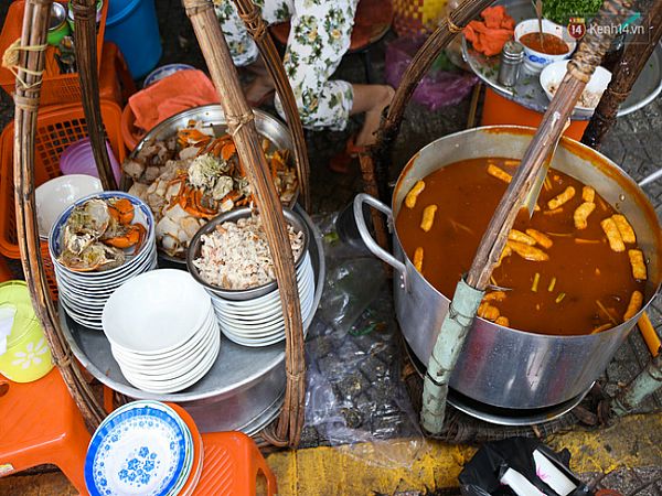 Gánh bánh canh cua đơn giản nhưng có giá khá cao.