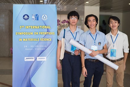 Em từng tham gia nghiên cứu cải tiến hiệu suất năng lượng pin mặt trời.