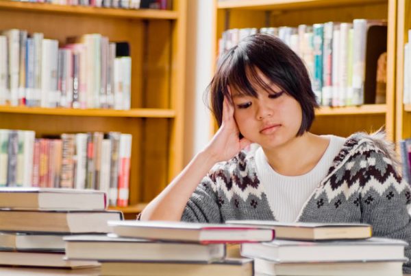 "Người kia" nếu chỉ vì bạn có tri thức mà từ chối chuyện tình cảm, thì bạn cũng không cần nuối tiếc một người như thế.