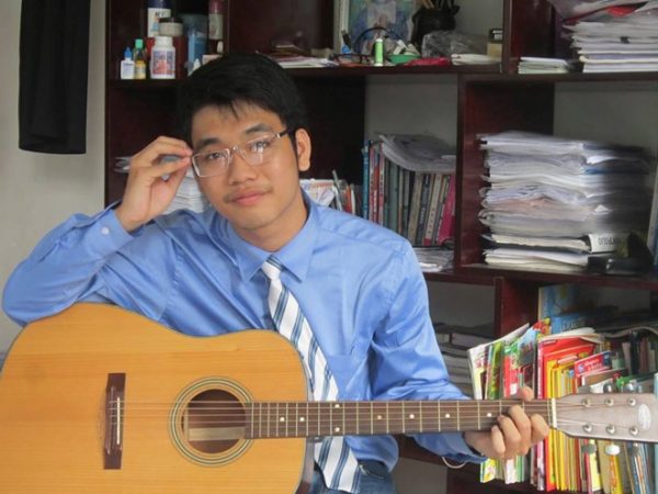 Quang Nhật chơi ghita, piano, rubik... để thư giãn sau giờ học.