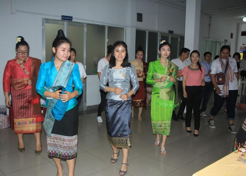 sinh-vien-lao-bieu-dien-van-nghe