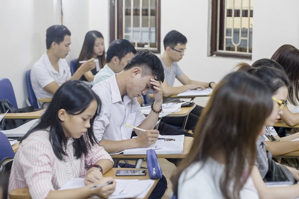 sinh-vien-luyen-thi-tieng-anh