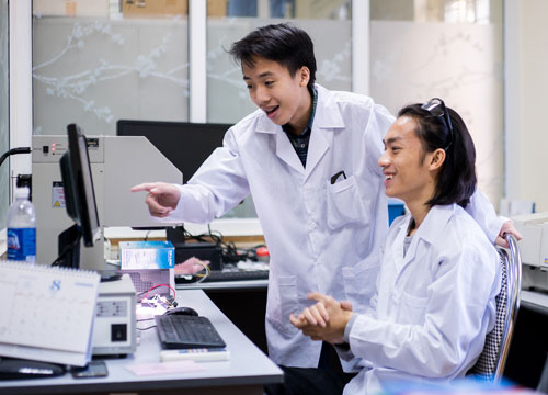 Hà Quốc Huy (ngồi ghế) sẽ vào học ngành Khoa học máy tính ở Đại học Columbia tháng 8 này. Ảnh: NVCC.